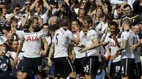 Para pemain Tottenham Hotspur merayakan gol ke gawang Bournemouth dalam lanjutan Liga Inggris di White Hart Lane, Sabtu (15/4/2017) malam WIB. Spurs menang 4-0. (AP Photo/Frank Augstein)
