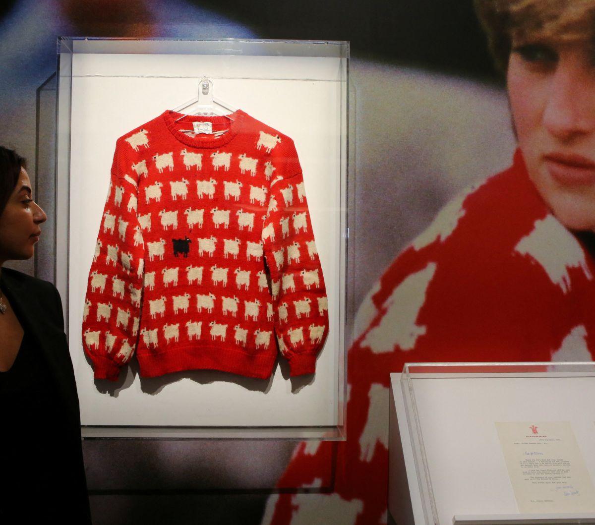 Segala hal yang menyangkut Putri Diana masih menarik perhatian publik luas meski ia telah wafat pada 31 Agustus 1997 lalu. Itu juga berlaku bagi sederet barang-barang peninggalannya, termasuk sweater merah bermotif kambing hitam yang belum lama ditemukan.