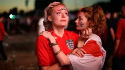 Kesedihan suporter timnas Inggris setelah timnya kalah dari Kroasia pada babak semifinal Piala Dunia 2018 saat menonton siaran langsung di Hyde Park, London, Rabu (11/7). Langkah Inggris di Piala Dunia 2018 terhenti oleh Kroasia. (AP/Matt Dunham)