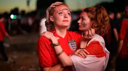Kesedihan suporter timnas Inggris setelah timnya kalah dari Kroasia pada babak semifinal Piala Dunia 2018 saat menonton siaran langsung di Hyde Park, London, Rabu (11/7). Langkah Inggris di Piala Dunia 2018 terhenti oleh Kroasia. (AP/Matt Dunham)