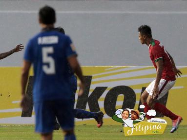 Bek Timnas Indonesia, Yanto Basna, berusaha membuang bola dari jangkauan pemain Thailand pada laga Piala AFF 2016 di Philippine Sports Stadium, Filipina, Sabtu (19/11/2016). Hingga babak pertama usai Indonesia masih tertinggal 0-2. (Bola.com/Nicklas Hanoa