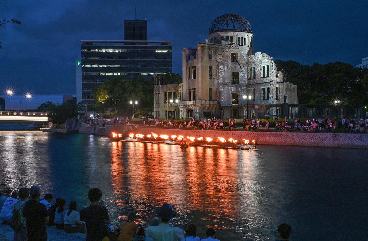 FOTO: 80 Tahun Tragedi Hiroshima, Api Unggun Menyala untuk Perdamaian