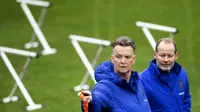 Pelatih Belanda, Louis van Gaal (kiri) dan asisten Danny Blind (kanan) menghadiri sesi latihan tim di Kampus KNVB di Zeist (10/11/2021). Belanda akan bertanding melawan Montenegro pada Kualifikasi Piala Dunia 2022 di Stadion Podgorica City, Minggu (14/11/2021) pukul 02.45 WIB. (AFP/ANP/Olaf Kraak)