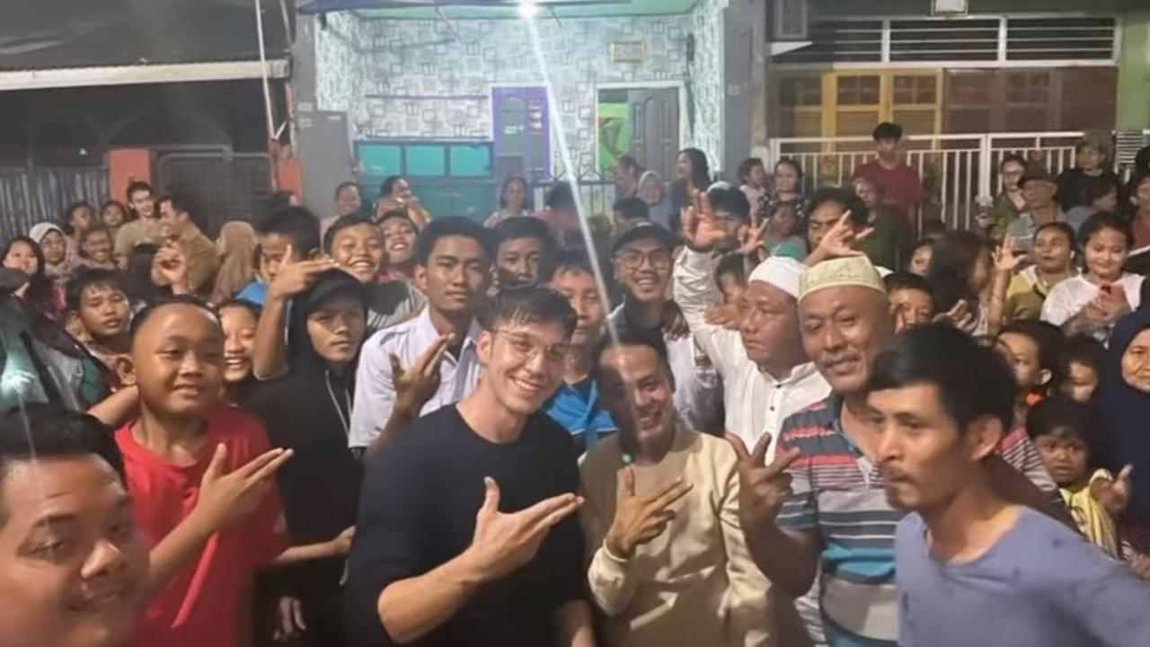 Tetap Tersenyum Saat Didatangi Oleh Banyak Warga