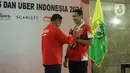 Sekretaris Jenderal PP PBSI Muhammad Fadil Imran (kiri) mengalungkan bunga kepada pebulu tangkis tim Thomas Indonesia Jonatan Christie (kanan) setibanya dari Chengdu, China di Terminal VIP Bandara Soekarno Hatta, Tangerang, Banten, Senin (6/5/2024). (Bola.com/M Iqbal Ichsan)