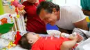 Aktor Antonio Banderas menyapa pasien anak di Rumah Sakit Anak-anak Nicklaus di Miami, Florida, AS, Selasa (30/5). Antonio kini aktif di Fundación Lágrimas y Favores, sebuah organisasi yang bergerak di bidang sosial. (AP/David Santiago / El Nuevo Herald)
