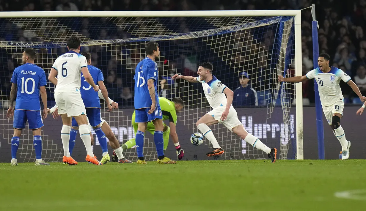 Pemain Timnas Inggris, Declan Rice (kanan kedua) melakukan selebrasi setelah mencetak gol pertama timnya ke gawang Italia pada Kualifikasi Euro 2024 di Stadion Diego Armando Maradona, Napoli, Italia, Jumat (24/03/2023) WIB. The Three Lions sukses meraih kemenangan 2-1. (AP Photo/Alessandra Tarantino)