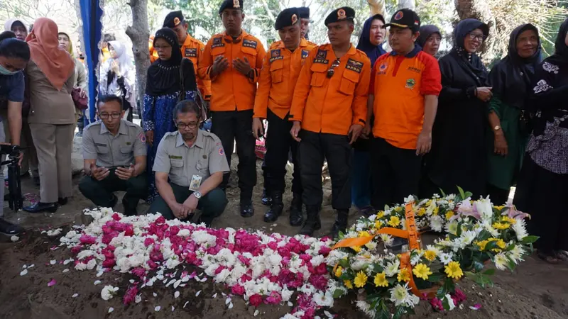 Ratusan pelayat termasuk petugas Badan Penanggulangan Bencana Daerah (BPBD) menghadiri prosesi pemakaman Humas BNPB, Sutopo Purwo Nugroho di TPU Sonolayu, Boyolali.