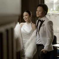 Gaun dengan aksen halter neck dan bolero bulu membuat tampilan Mahalini begitu glamor. [Foto: Instagram/ Mahalini]