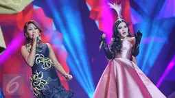 Penampilan duet Syahrini bersama  jebolan D'Academy, Evi Masamba dalam konser The Biggest Concert 'Dream Big' di Studio Emtek, Jakarta, Jumat (29/1). Dalam konser bernuansa glamor itu, Syahrini membawakan 15 lagu. (Liputan6.com/Faizal Fanani)