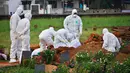 Paramedis memakai pakaian pelindung saat menguburkan jenazah yang tewas akibat virus Nipah di Kozhikode, Kerala, India Selatan, Kamis (24/5). Menurut pejabat kesehatan India, lebih dari 10 orang tewas akibat wabah virus Nipah. (AP Photo/K.Shijith)