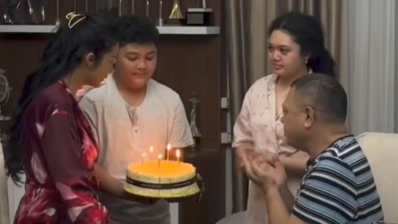 Potret Kris Dayanti & Raul Lemos Dapat Kejutan Wedding Anniversary dari Anak-anak, Sederhana tapi Penuh Bahagia