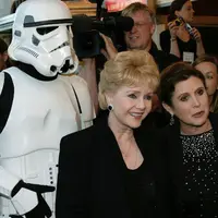 Jelang hari Natal kemarin, Carrie Fisher terkena serangan jantung dan kondisinya cukup mengkhawatirkan. Sebagi ibu, Debbie Reynolds memberitahu kondisi anaknya saat ini lewat tulisannya di  media sosial. (AFP/Bintang.com)