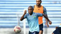 Zah Rahan berlatih bersama skuat Persela Lamongan di Stadion Surajaya, Lamongan, Rabu (17/3/2021) sore. (Bola.com/Aditya Wany)