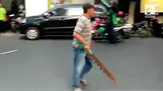 Maksud hati ingin membubarkan tawuran antar dua kubu pelajar, warga malah ikut terpancing dan saling serang dengan para siswa.