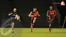 Lukas Podolski (tengah) begitu menikmati sesi latihan di Stadion GBK Jakarta. (Liputan6.com/Helmi Fithriansyah)