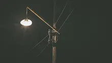 Ilustrasi lampu, cahaya, malam hari. (Photo by Sven Scheuermeier on Unsplash)