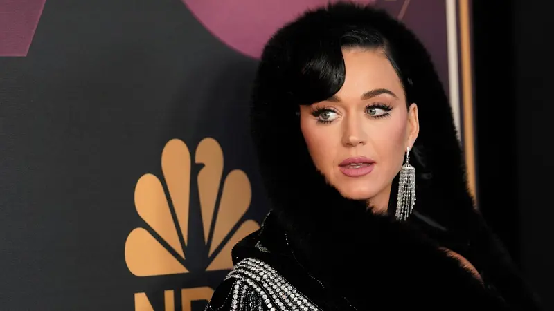 Katy Perry Pancarkan Pesona Glamor dalam Balutan Gaun Hitam Berkerudung