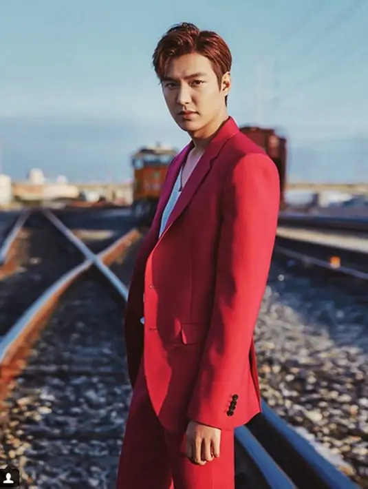 Meski tengah menjalani syuting dan berada dalam kondisi yang super sibuk, baik Min Ho dan  Junji tetap berinteraksi dengan penggemarnya yang datang menghampiri mereka ketika keduanya berada di tepi jalan Galicia. (Instagram/leeminho)