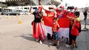 Sejumlah pendukung Indonesia berfoto bersama saat menunggu laga kedua Grup A Sepak Bola SEA Games 2023 antara Timnas Indonesia melawan Timnas Myanmar di Olympic Stadium, Phnom Penh, Kamboja, Kamis (04/05/2023). Skuad asuhan Indra Sjafri tersebut berhasil menang dengan skor telak 5-0. (Bola.com/Gregah Nurikhsani)