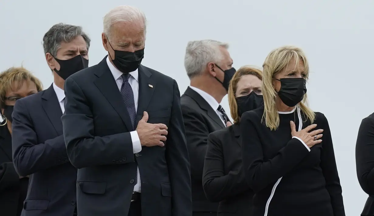 Presiden Amerika Serikat Joe Biden dan ibu negara Jill Biden menyaksikan tim pembawa memindahkan peti berisi jenazah Korps Angkatan Laut Maxton W. Soviak (22) dari Berlin di Pangkalan Udara Dove Air, Delaware, Minggu (29/8/2021). (AP/Carolyn Kaster)