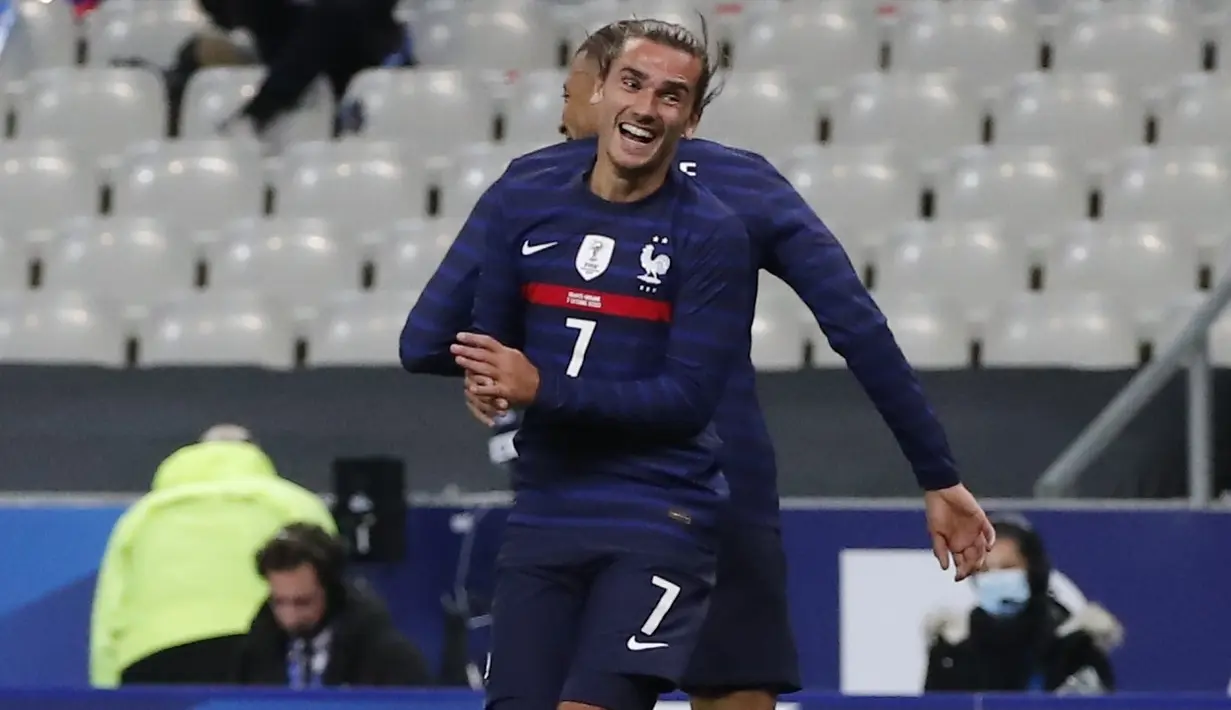 Penyerang Prancis, Antoine Griezmann tersenyum usai mencetak gol ke gawang Ukraina pada laga persahabatan Stade deFrance di Saint Denis, utara Paris, Rabu (7/10/2020). Prancis menang besar 7-1 atas Ukraina. (AP Photo/Francois Mori)