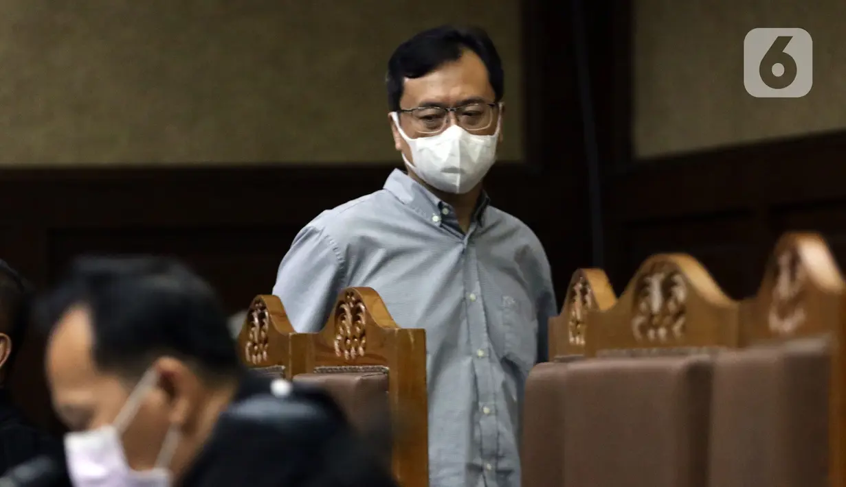 Terdakwa dugaan korupsi PT Asabri, Benny Tjokrosaputro (kanan) saat mengikuti sidang lanjutan di Pengadilan Negeri Jakarta Pusat, Selasa (11/1/2022). Sidang terdakwa dugaan korupsi PT Asabri tersebut beragendakan mendengar keterangan saksi. (Liputan6.com/Helmi Fithriansyah)
