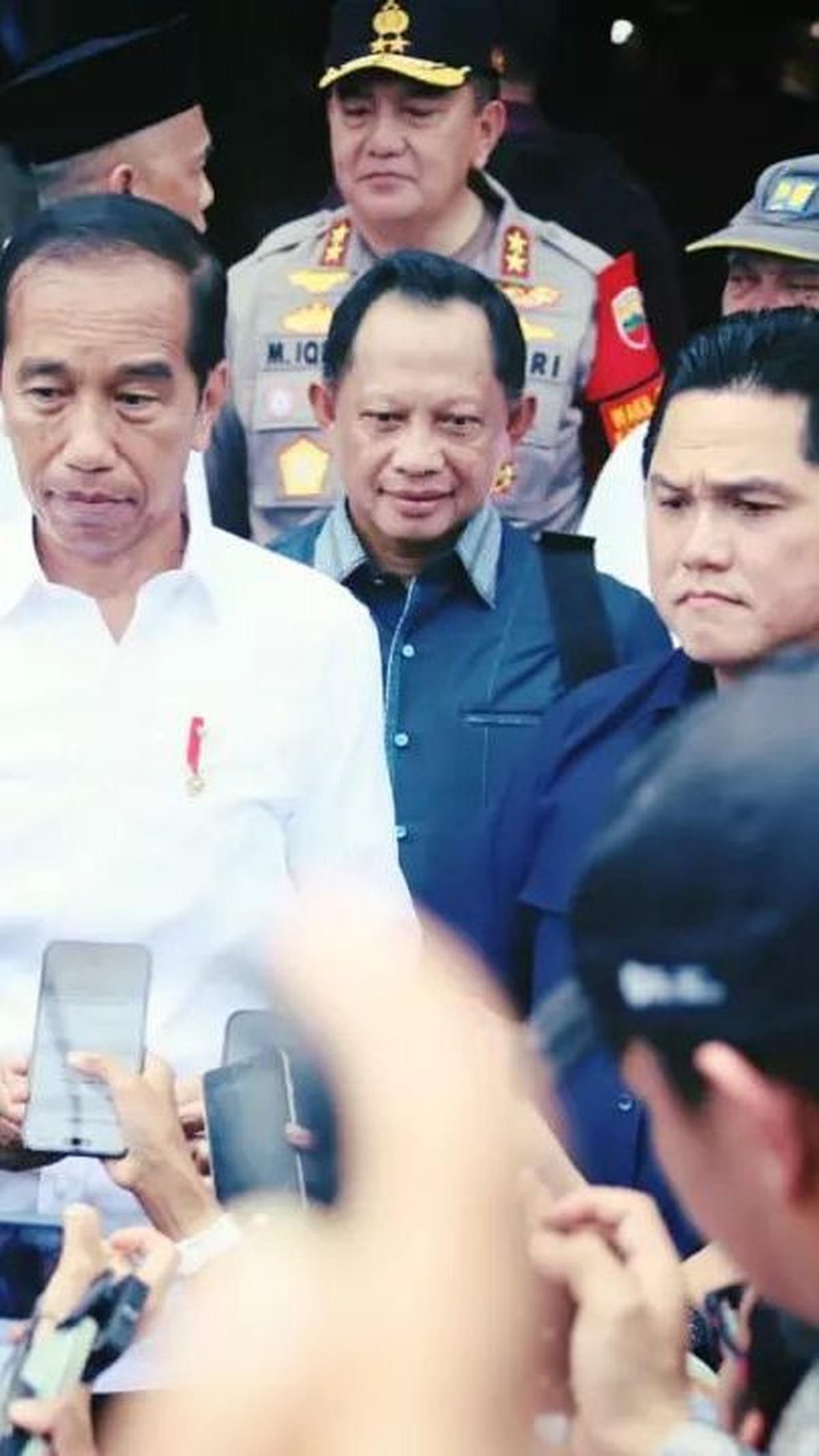 Tidak sendiri, tampak hadir pula Menteri BUMN Erick Thohir yang turut serta mendampingi Presiden Jokowi.