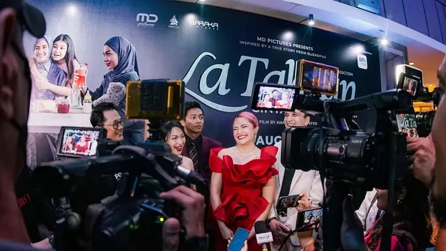 Gaun Merah yang Mencolok