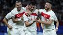 Selebrasi bek Timnas Turki, Samet Akaydin (tengah) bersama rekan setim setelah menjebol gawang Timnas Belanda pada laga perempatfinal Euro 2024 di Olympiastadion, Berlin, Jerman, Sabtu (6/7/2024). (AP Photo/Ebrahim Noroozi)
