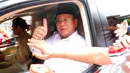Prabowo menunjukkan jempolnya usai menghadiri acara deklarasi tiga ormas yang mendukungnya di Posko Pemenangan Rumah Polonia, Jakarta, Selasa (10/6/2014) (Liputan6.com/Miftahul Hayat).