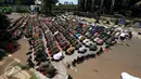 Massa dari Kokam Pemuda Muhammadiyah melaksanakan salat Jumat di depan gedung KPK, Jakarta, Jumat (24/3). Mereka berorasi menyampaikan 3 tuntutan dalam aksi #KawalKPKBerani, salah satunya menuntut penuntasan kasus korupsi e-KTP. (Liputan6.com/Johan Tallo)