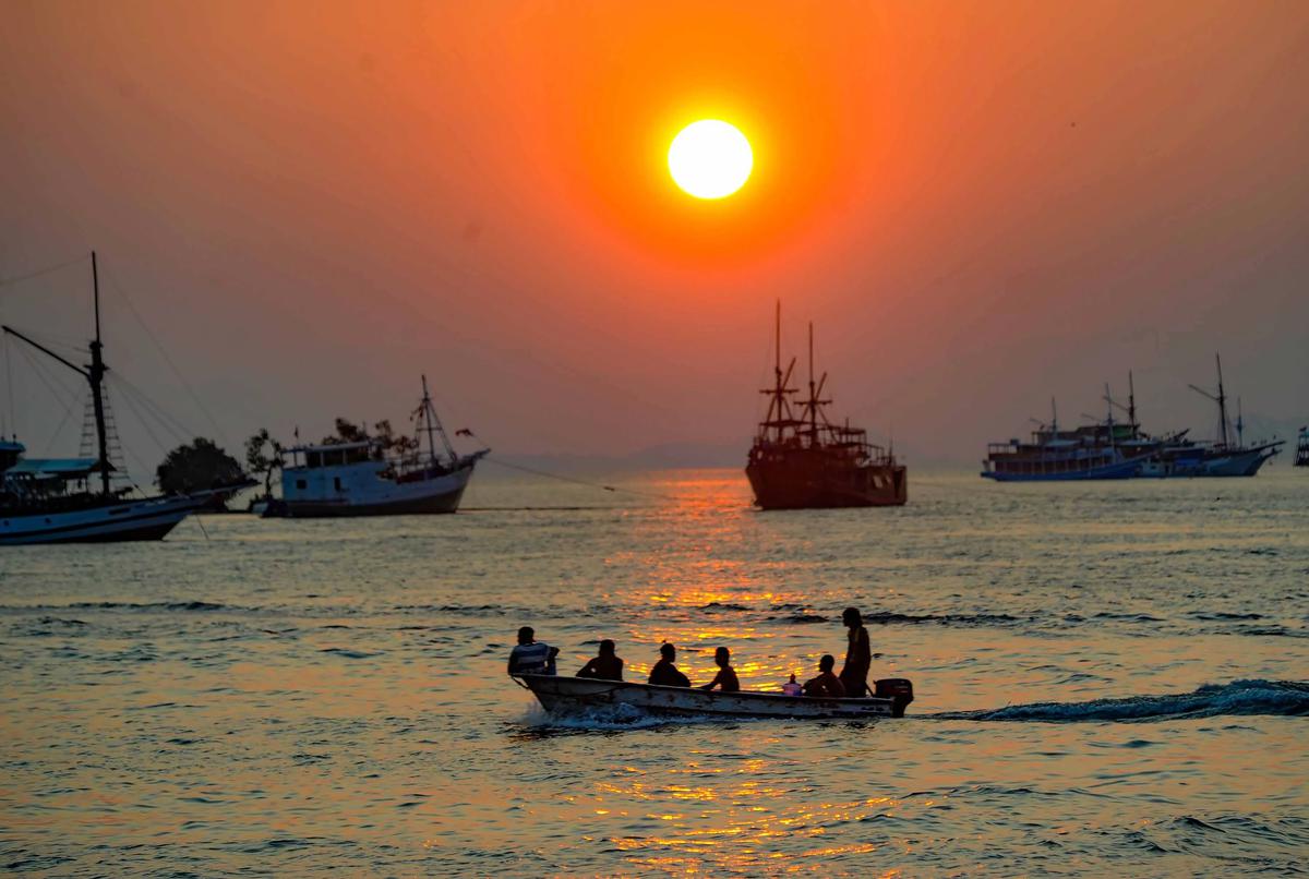 FOTO: Labuan Bajo Kota Seribu Sunset yang Menawan di Ujung Flores