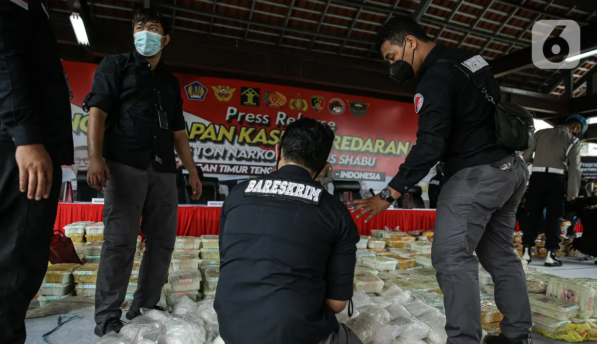 Polisi merapikan barang bukti sabu saat konferensi pers di Lapangan Bhayangkara Mabes Polri, Jakarta, Rabu (28/4/2021). Satgassus Merah Putih Polri mengungkap kasus peredaran narkoba sebanyak 2,5 ton sabu jaringan Timur Tengah - Malaysia - Indonesia. (Liputan6.com/Faizal Fanani)