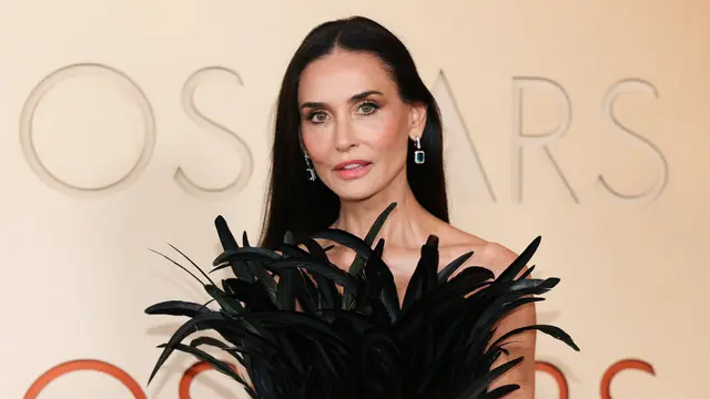 Demi Moore Tebar Pesona Awet Muda Sepanjang Masa di Oscar 2026, Berbalut Gaun Bulu dan Rambut Super Panjang