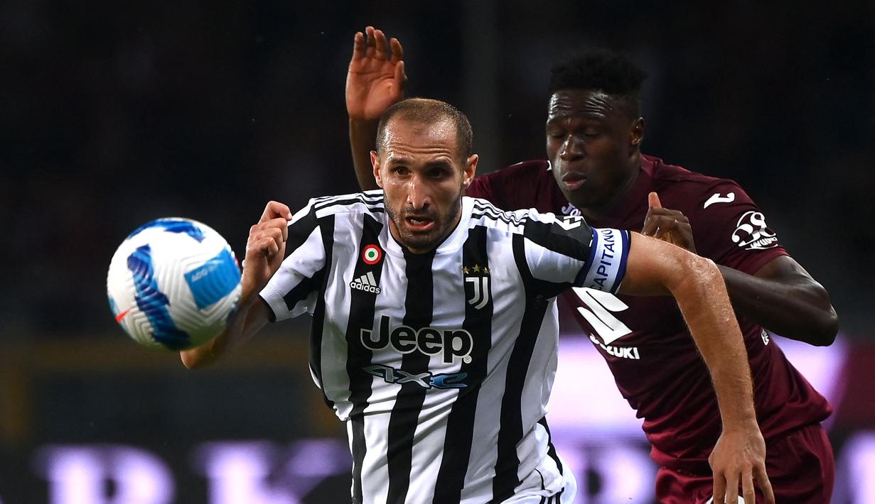 Juventus merebut kembali kendali permainan di babak kedua. Peluang demi peluang tercipta namun belum membuahkan gol. Giorgio Chiellini dkk tak kenal lelah menggempur lini pertahanan Torino. (AFP/Marco Bertorello)