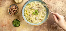Tren makanan sehat kini semakin berkembang, salah satunya dengan hadirnya berbagai grain bowl yang praktis namun tetap bernutrisi tinggi. Jika biasanya quinoa atau brown rice jadi pilihan utama, kini millet mulai mencuri perhatian sebagai alternatif yang tak kalah sehat dan lezat.  (foto/dok: freepik/azerbaijani)