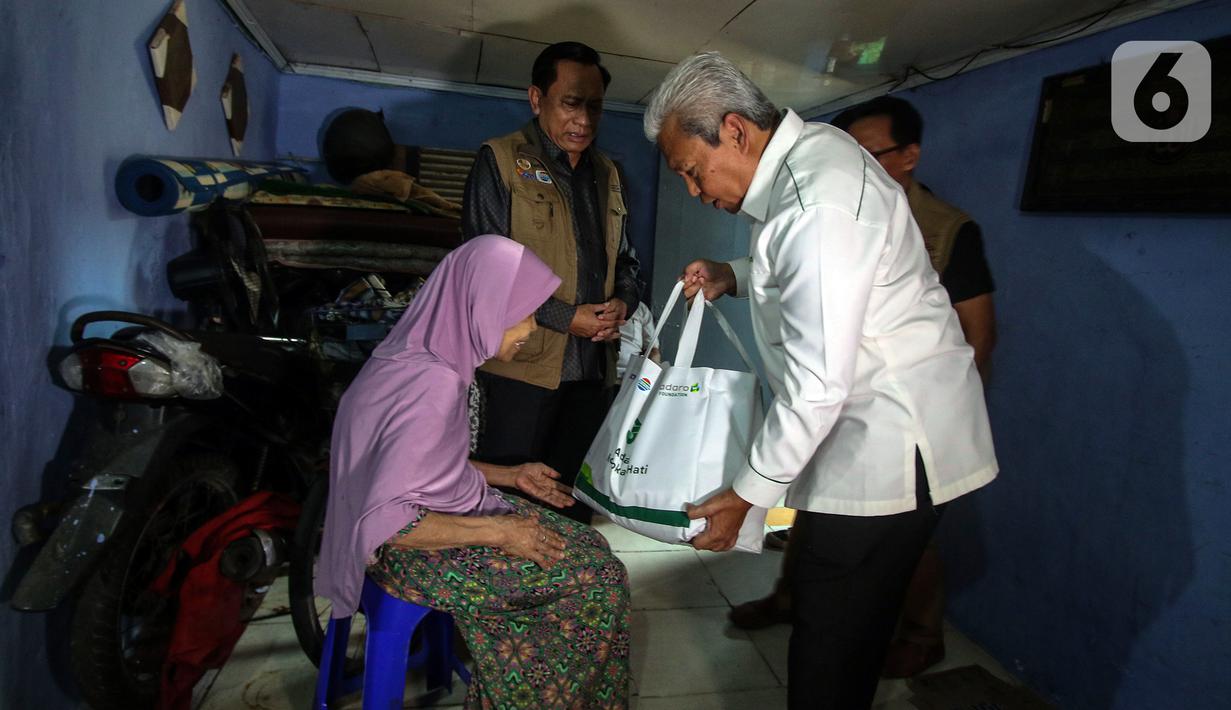Komisaris PT Adaro Energy Indonesia Tbk Mohammad Efendi dan Ketua Umum Yayasan Pundi Amal Peduli Kasih Imam Sudjarwo saat membagikan sembako langsung kepada warga di Kampung Bali RW 05, Kebon Jeruk, Jakarta, Rabu (4/10/2023). PT Adaro Energi Tbk bersama Yayasan Pundi Amal Peduli Kasih (YPP) SCTV dan Indosiar menggelar kegiatan penyerahan sembako dalam rangka Hari Ulang Tahun (HUT) Adaro ke-31 dengan tema “Adaro Hidupkan Hati”. (Liputan6.com/Angga Yuniar)