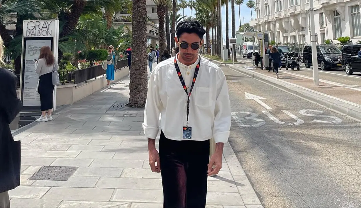 Reza Rahadian menjadi aktor yang hadir di Festival Film Cannes. Reza tampil dengan gaya kasual yakni kemeja putih tanpa kerah dan celana hitam. Momen sang aktor saat menghadiri ajang kelas dunia itu direkam oleh manajernya, Arya Ibrahim. Dalam unggahan lain, Reza juga tampil formal dengan pakaian batik. (Liputan6.com/IG/@officialpilarez)