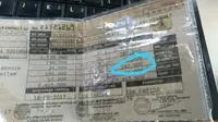 Warga menyerahkan dokumen saat membayar pajak kendaraan bermotor di samsat keliling di car free day, Jakarta, Minggu (27/8). Layanan pembayaran pajak STNK bisa dilakukan tanpa membawa salinan atau BPKB. (Liputan6.com/Angga Yuniar)