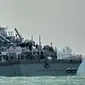 Petugas mengecek Lambung kiri kapal perang USS John S. McCain usai tabrakan dengan kapal tanker Alnic MC berbendera Liberia di Selat Malaka, sebelah timur Singapura, (21/8). (AFP Photo/Roslan Rahman)