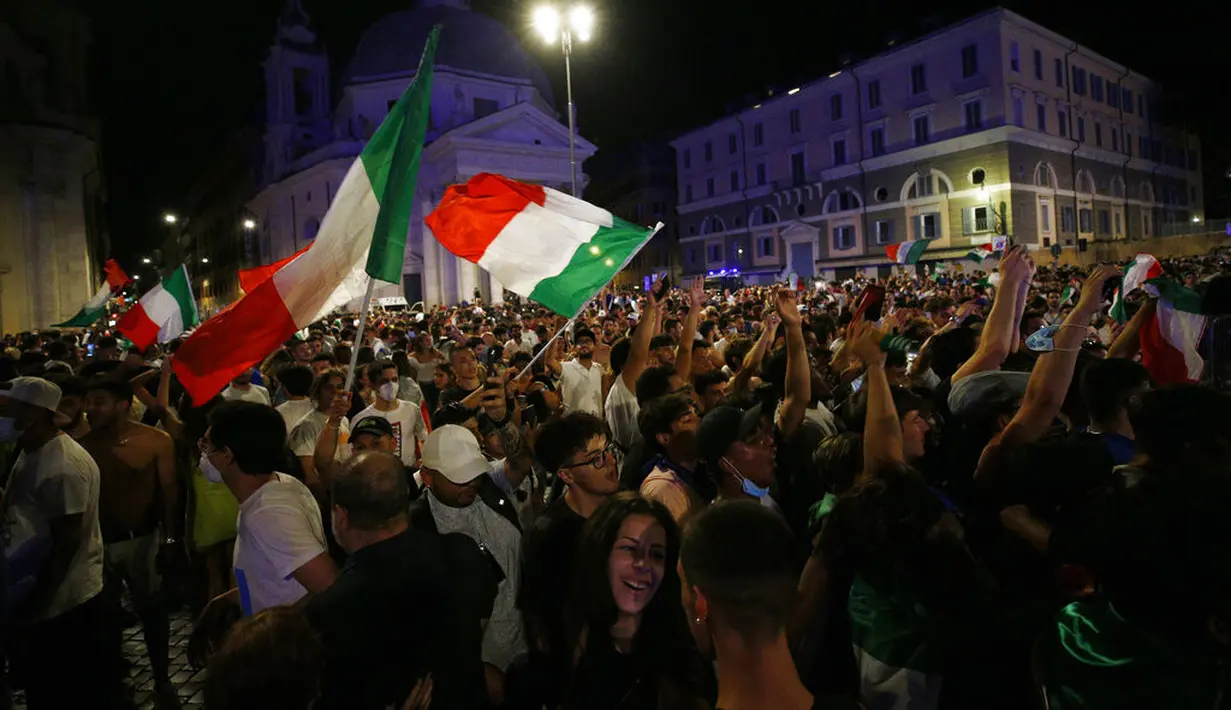 Suporter Italia merayakan kemenangan atas Spanyol pada pertandingan semifinal Euro 2020 Stadion Wembley, London, Inggris, Rabu (7/7/2021). Italia mengalahkan Spanyol 4-2 lewat adu penalti setelah laga imbang 1-1 selama 120 menit. (Cecilia Fabiano/LaPresse via AP)