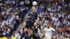 Bek Union Berlin, Leonardo Bonucci, berusaha menghalau bola yang mengarah ke gawangnya saat melawan Real Madrid dalam matchday 1 Grup C Liga Champions 2023/2024, di Stadion Santiago Bernabeu, Madrid, Rabu (20/9/2023). Bek veteran asal Italia ini sukses merepotkan penyerang Los Blancos. (AP Photo/Manu Fernandez)