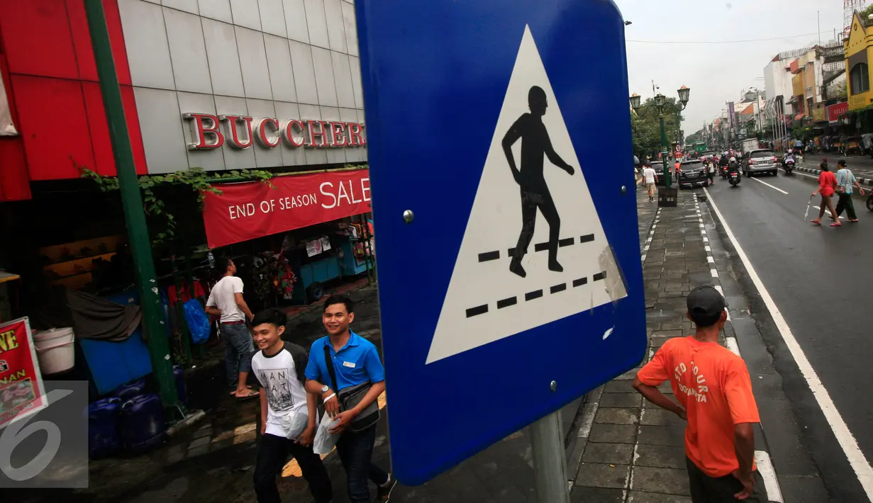 Sejak dilarangnya parkir motor di kawasan pedestrian Malioboro, kini kawasan tersebut terlihat lebih rapi dan bersih, Yogyakarta, Jumat (8/4). Sejumlah warga terlihat menikmati jalan sore di kawasan tersebut. (Liputan6.com/Boy Harjanto)