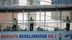 Anggota kepolisian memantau dari atas JPO Bundaran HI dalam gladi lapangan untuk pengamanan peringatan Hari Buruh Internasional atau biasa disebut May Day yang jatuh pada 1 Mei, Jakarta, Jumat (30/4/2015). (Liputan6.com/Faizal Fanani)