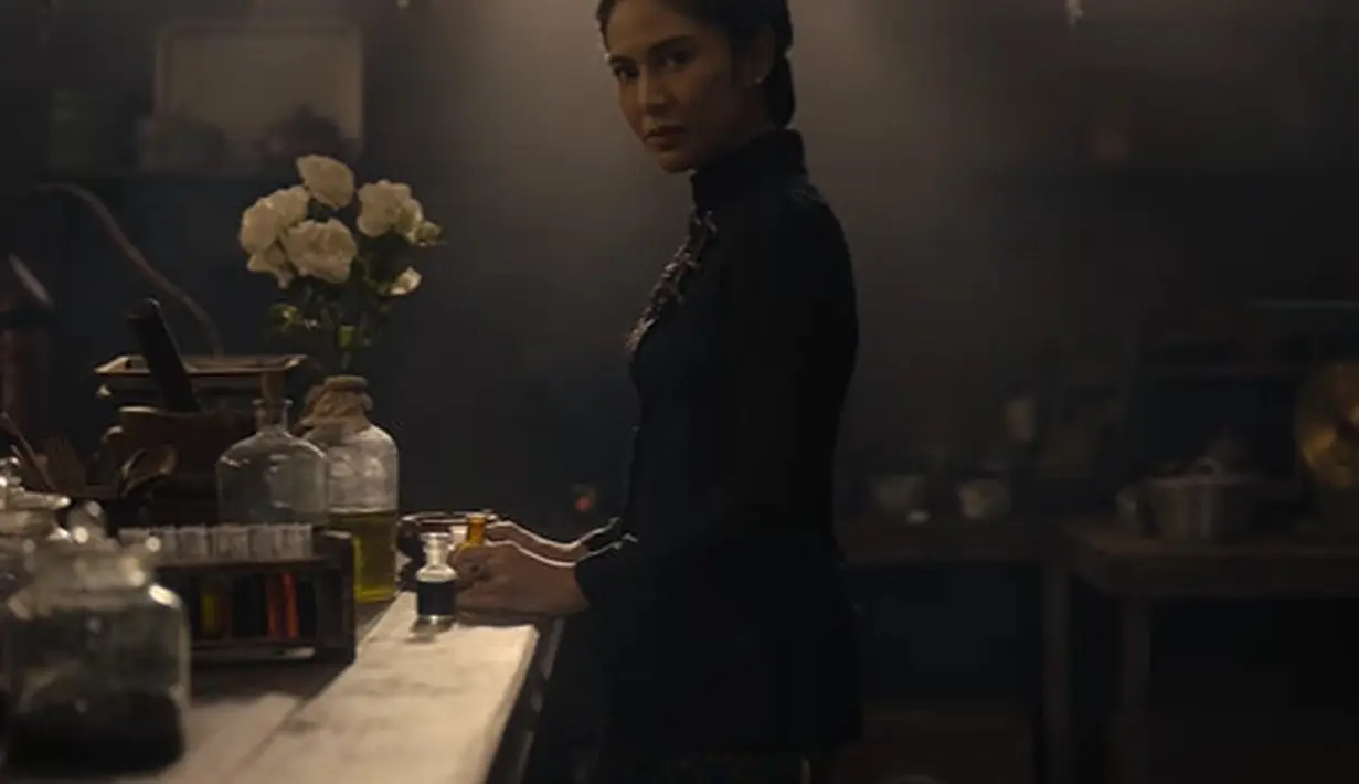 Dalam potret lain, Dian Sastro kenakan kebaya model cheongsam yang presentasikan kekayaan budaya [@therealdisastr]