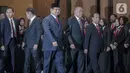 Menteri Pertahanan Prabowo Subianto (tengah) bersama mantan Menteri Pertahanan Ryamizard Ryacudu jelang menandatangani berita acara serah terima di Kementerian Pertahanan, Jakarta, Kamis (24/10/2019). Ryamizard Ryacudu resmi menyerahkan jabatan kepada Prabowo Subianto. (Liputan6.com/Faizal Fanani)