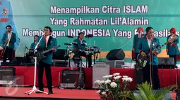 Ketum Partai Idaman Rhoma Irama bersama personil Soneta menyanyikan sejumlah lagu ciptaannya saat deklarasi nasional partai di Tugu Proklamasi Jakarta, Rabu (14/10). Deklarasi tersebut dihadiri sejumlah tokoh partai politik. (Liputan6.com/Yoppy Renato)