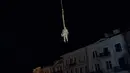 Pekerja memindahkan sebagian monumen untuk Catherine II yang juga dikenal sebagai "Monumen Pendiri Odesa" di Odesa, Ukraina, 29 Desember 2022. Keputusan untuk membongkar monumen yang terdiri dari patung Permaisuri Rusia Catherine II dan rekannya dibuat baru-baru ini oleh penduduk Odesa melalui pemungutan suara elektronik. (AP Photo/LIBKOS)