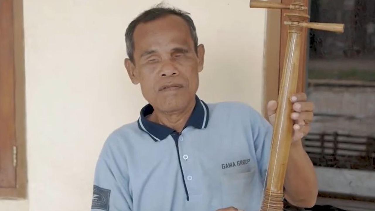 Setelah pandemi mereda, nasibnya tak kunjung berubah. Bahkan, ia terpaksa harus mengamen di pelataran Pasar Purwadadi Purwakarta.